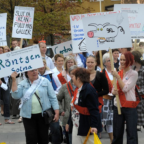 Sjukvårdspersonal protesterar utanför Karolinska.