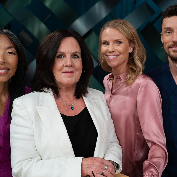 Fyra personer i en tv-studio. Från vänster: Kvinna med mörkt hår och lila klänning, kvinna med mörkt hår och vit kavaj, kvinna med ljust hår och rosa topp, man med mörkt hår och mörkblå läkarplagg.