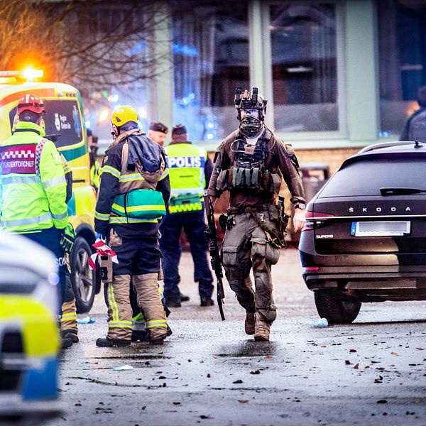 Blåljuspersonal och polis vid insatsen i samband med masskjutningen i Örebro, med bilar och ambulans närvarande.