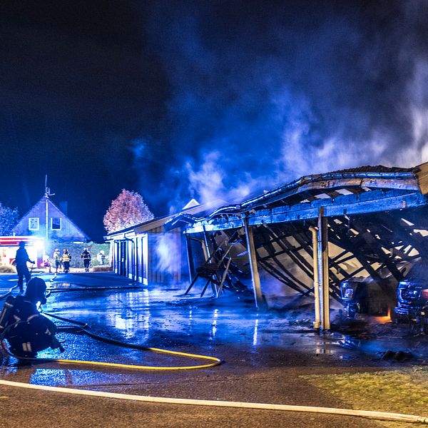 Fyra bilar totalförstördes i en brand i en garagelänga i Perstorp natten till fredagen.