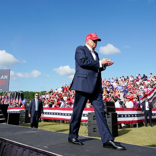 Expresidenten Donald Trump på scen.