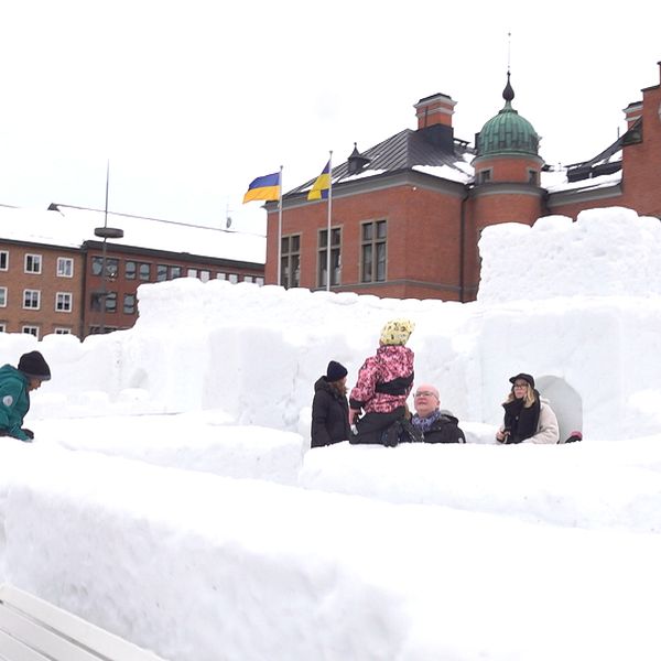 Snöborgen i Umeå och barn och vuxna som leker