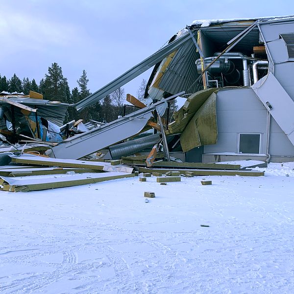 ”Stor förödelse” – se den rasade padelhallen i Torvalla och hör om räddningstjänstens arbete på platsen.