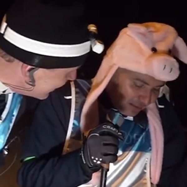 Person i svart hatt intervjuar en individ i en kaninmössa.