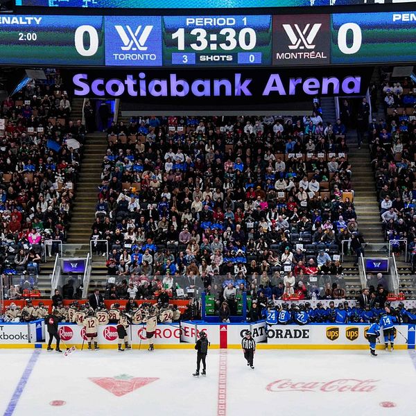 19 285 – så många åskådare har aldrig tidigare varit på en dammatch i ishockey.