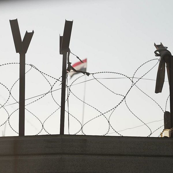 Taggtråd och irakisk flagga på fängelsemur i Bagdad efter dödsdom mot 19-åring från Hudiksvall.