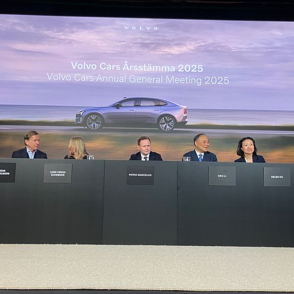 Fem personer vid Volvo Cars årsstämma 2023, med en bil och landskapsbakgrund.