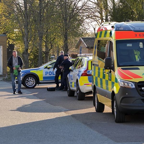 Ambulans och polisbilar på plats i Bjärred.