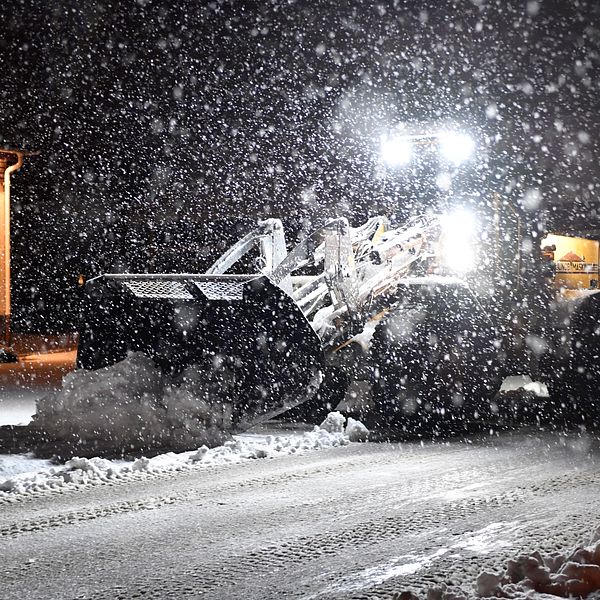 Traktor plogar snö. Bilden har ingen koppling till polisstoppen i Hudiksvall.