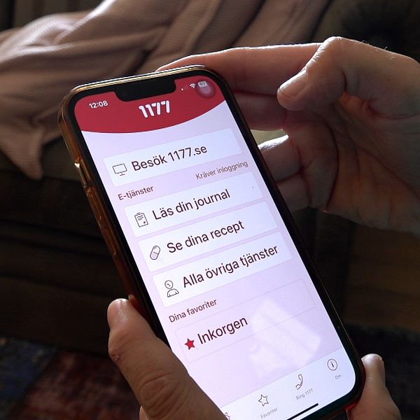 En person håller i en mobil med 1177-appen.