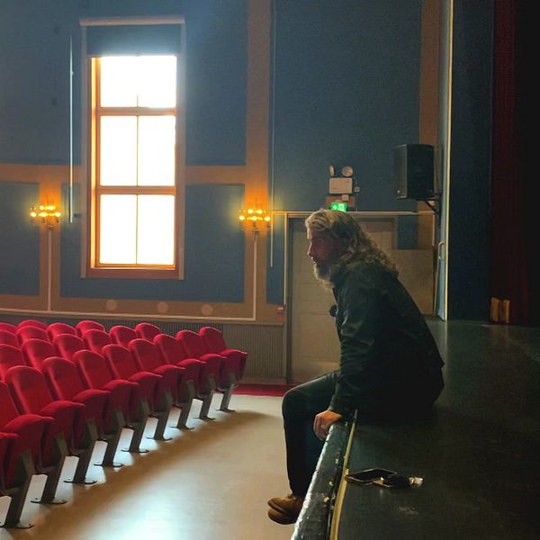 Mats Björke, tidigare medlem i Mando Diao  och barndomsvän till Kristian Gidlund, gör musiken för pjäsen. Han tittar ut över publikläktarens röda stolar.