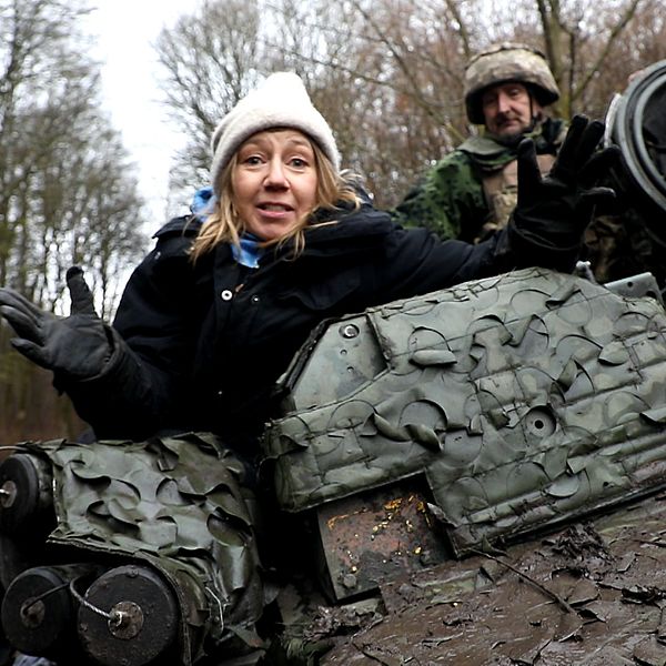 SVT:s Ukrainakorrespondent Elin Jönsson sitter på en CV90 med ukrainska soldater.