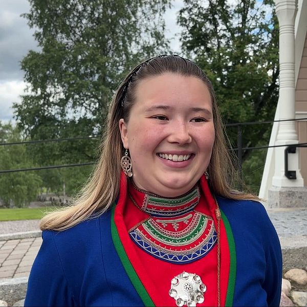 Moa-Maria Sparrock utanför Arvidsjaurs kyrka inför samiska konfirmationslägret