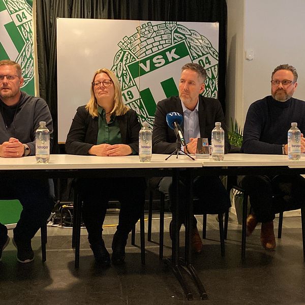 Representanter från VSK-fotboll, Västerås stad och Rocklunda fastigheter sitter vid ett bord under presskonferens.