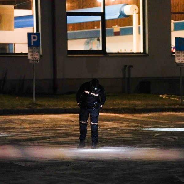 En stor polisinsats pågår i den norska orten Moss efter att en svensk man blivit skjuten vid en idrottshall. Foto: Terje Bendiksby/NTB/TT