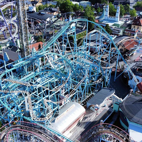 Blå berg-och dalbaneräls synd på Gröna lund.