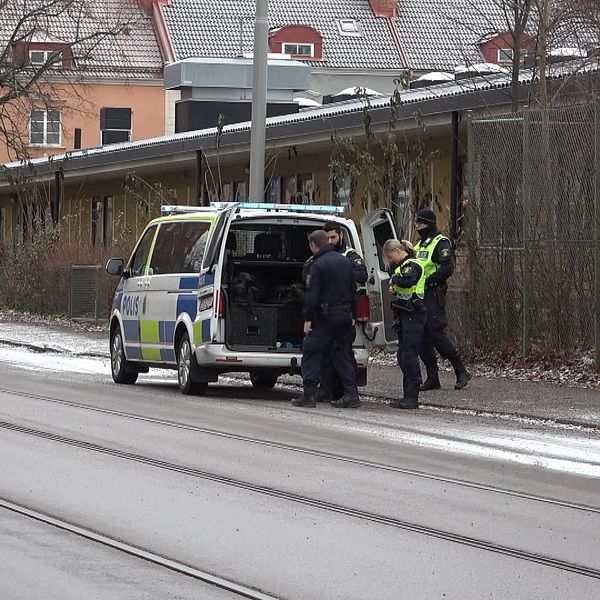 Polisbil parkerad i närheten av brottsplatsen