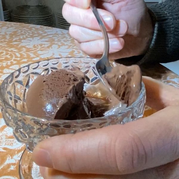 Chokladglass äts ur en glasskål.