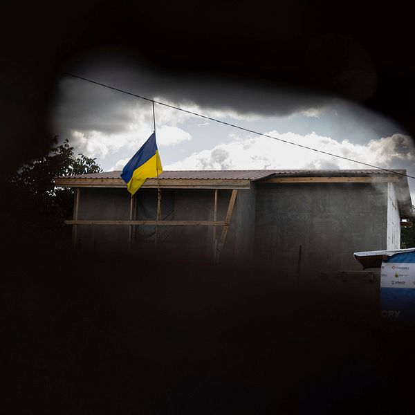 Ukrainsk flagga vid ett hus.
