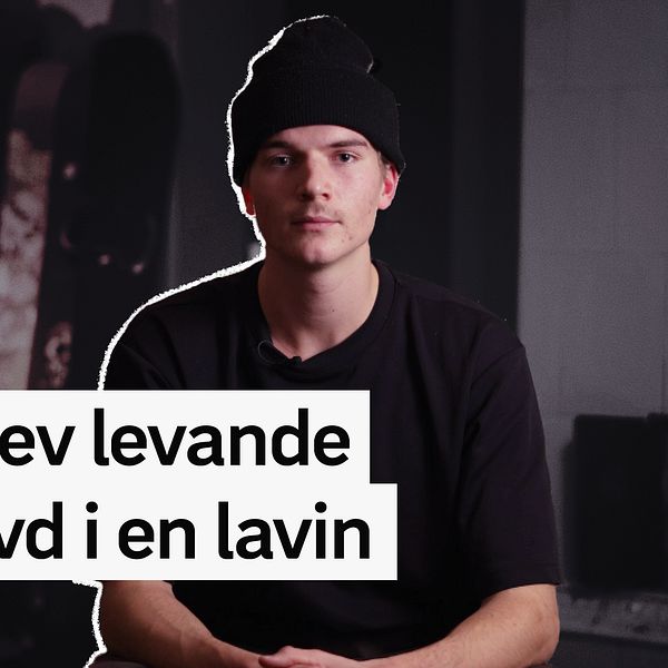 21-åriga John sitter och tittar in i kameran