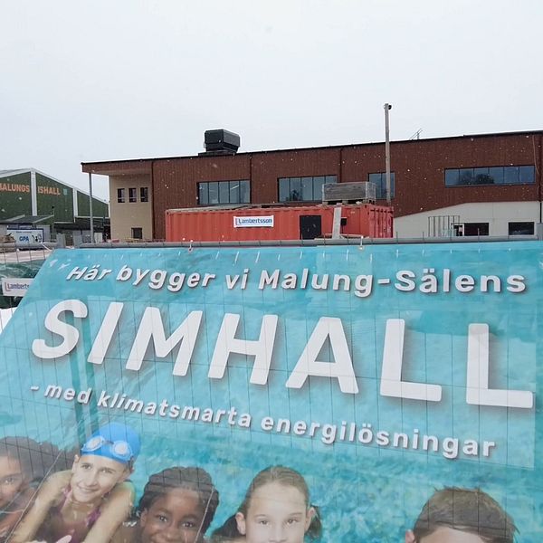 Reklamskylt uppsatt utanför nya simhallsbygget i Malung