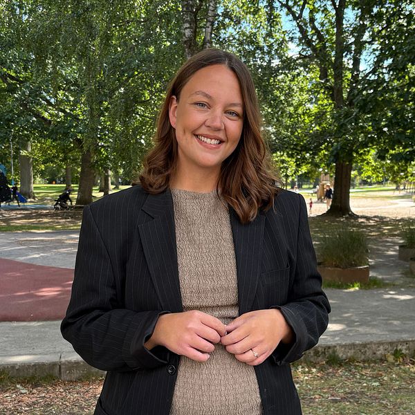 Tajma Sisic står i en lekpark i Växjö under ett träd.
