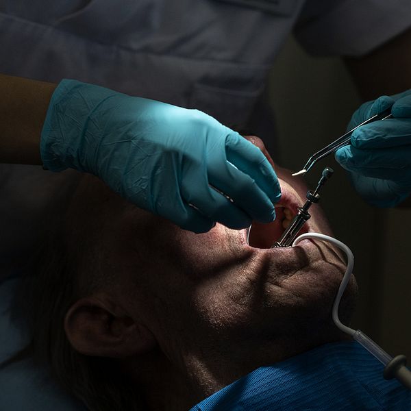 En patient under pågående behandling hos tandläkare.