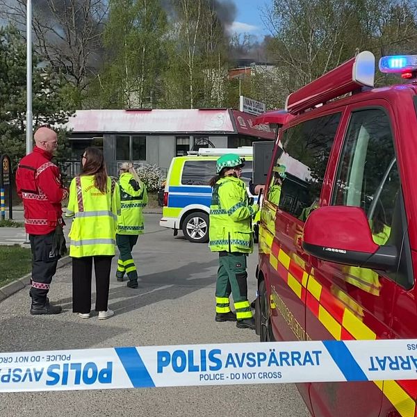 Avspärrningstejp och utryckningsfordon på gatan utanför ett äldreboende i Huddinge.