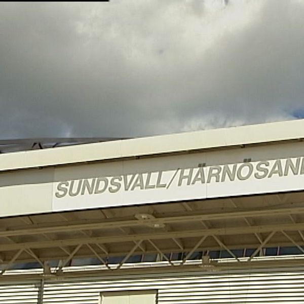 Den gamla skylten på Midlanda flygplats som aviserar att Härnösand är med och betalar.
