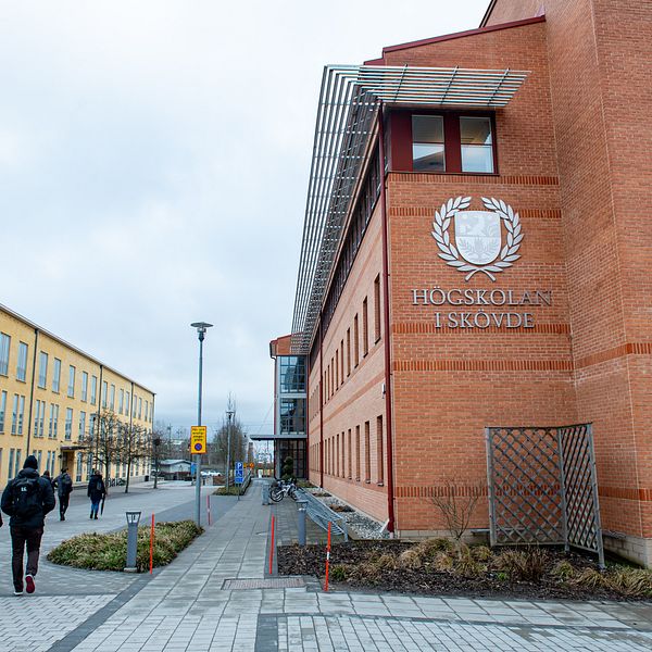 Högskolan i Skövde varslar om uppsägning av 25 tjänster. Totalt jobbar ungefär 500 personer på lärosätet.