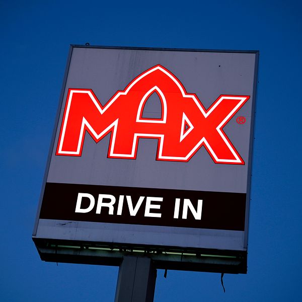Skylt med texten ”MAX DRIVE IN” mot klarblå himmel.