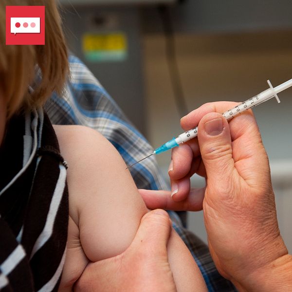 Ett barn får en vaccinationsspruta i överarmen.