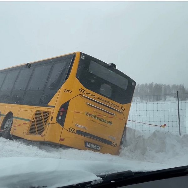 en av Värmlandstrafiks bussar som ligger i diket