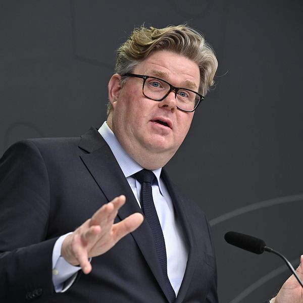 Jusitieminister Gunnar Strömmer på presskonferens.