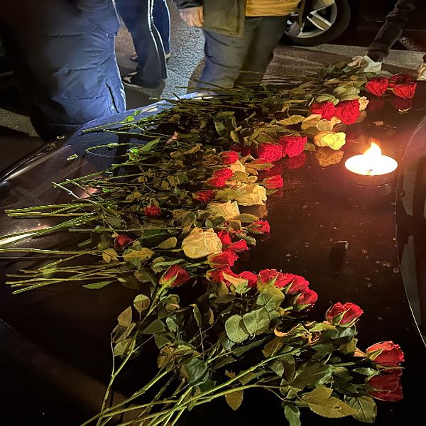 Blommor och ljus på en motorhuv.