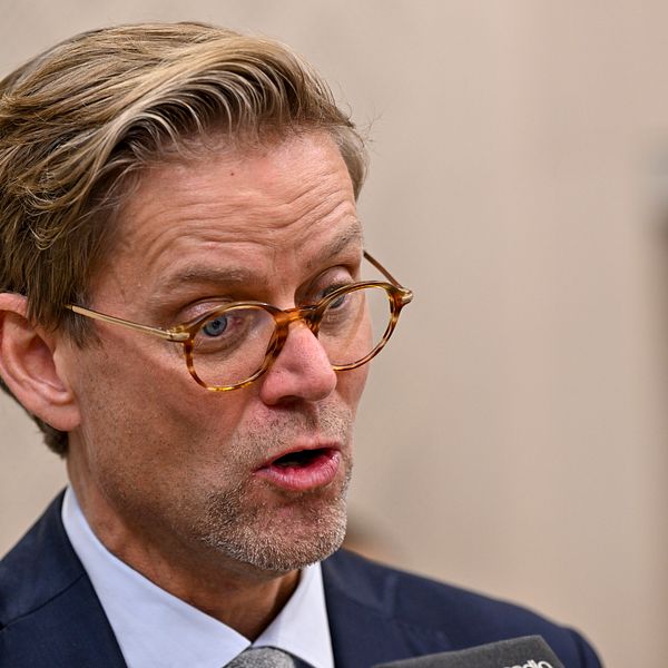 Jakob Olofsgård i kostym intervjuas med mikrofon.