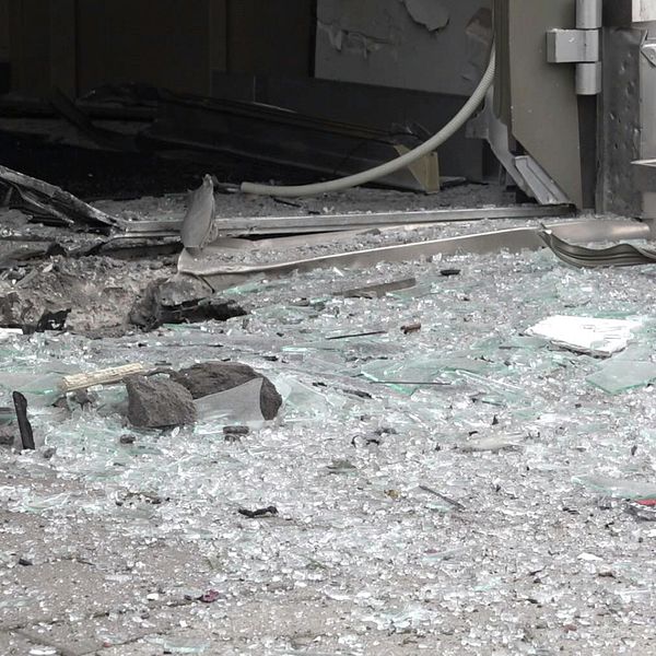 Glassplitter från en explosion vid bostadshus i Falkenberg.