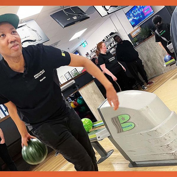 Marvin Semakala, i mörk pikétröja, bowlar, andra personer väntar vid banan. Bowlingmiljö.