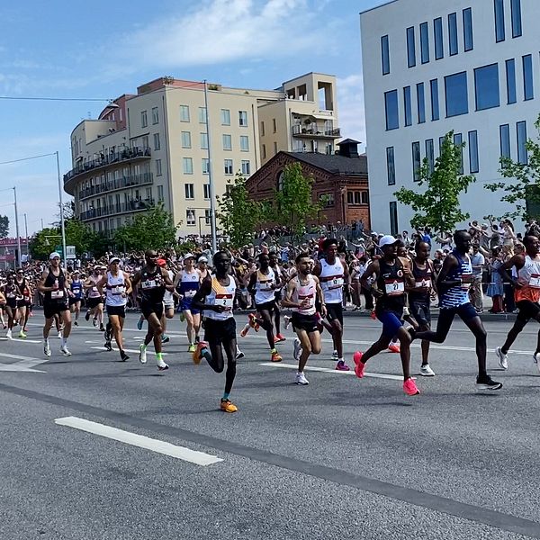 Löpare tar täten i Stockholm maraton.