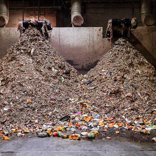 Ett berg av göteborgarnas soppor vid Renovas återvinningsstation.