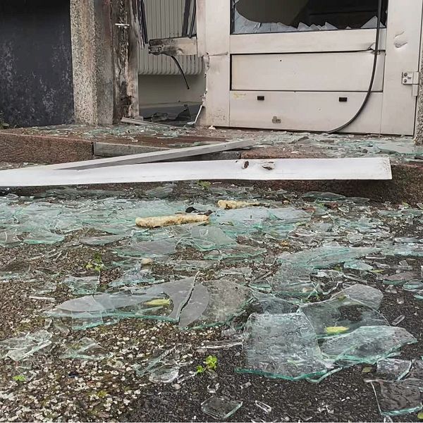 Glassplitter och trasig dörr efter explosion i Falkenberg.