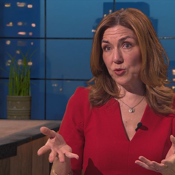 Thina Saltvedt, oljeexpert på Nordea, intervjuas i tv-studio om ryska oljesanktioner.