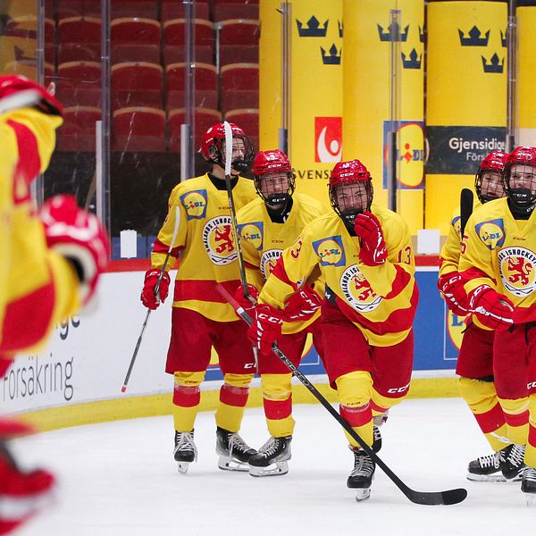 Smålands tv-puckslag på isen. Fem spelare åker samlat mot kameran.
