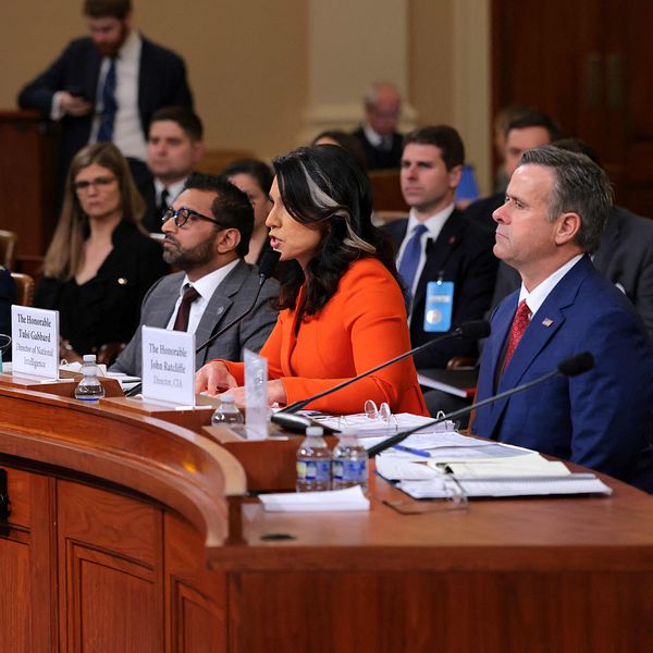 Paneldiskussion med flera delegater och militärpersonal i ett formellt mötesrum.