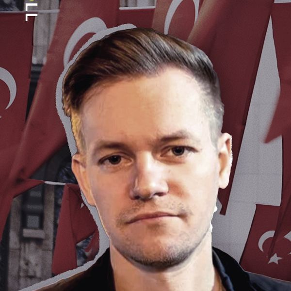Joakim Mendin fängslas i Turkiet misstänkt för att ha förolämpat Turkiets president Erdogan. Han är en journalist som jobbar för tidningen ETC. Turkiet uppger att Joakim har kopplingar till terrorgruppen PKK. Chefredaktör Andreas Gustavsson säger att anklagelserna är falska. Erdogan-dockan.