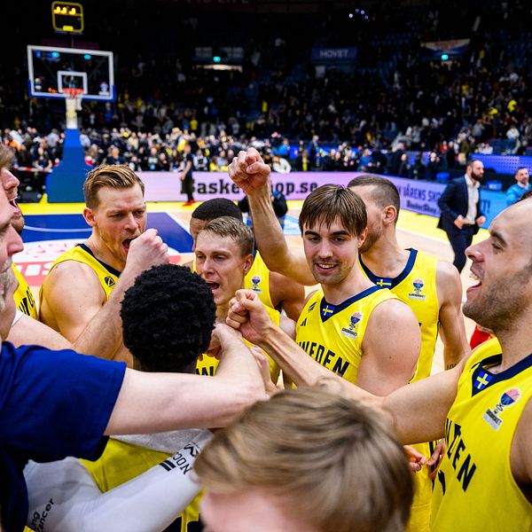 Sverige firar avancemang till basket-EM