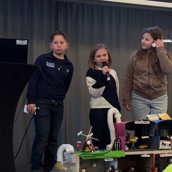 tre barn på en scen