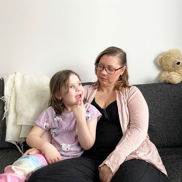 Mamman Emelie Andersson i Olofström tillsammans med sitt barn Stefania.