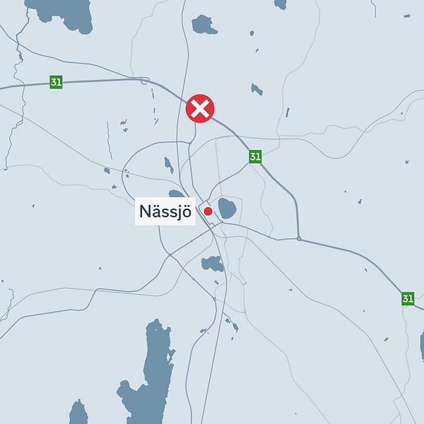 Karta över Nässjö med en röd markering för en störning, visad med ett rött kryss, i närheten av staden. Flera vägar och sjöar syns runt området.