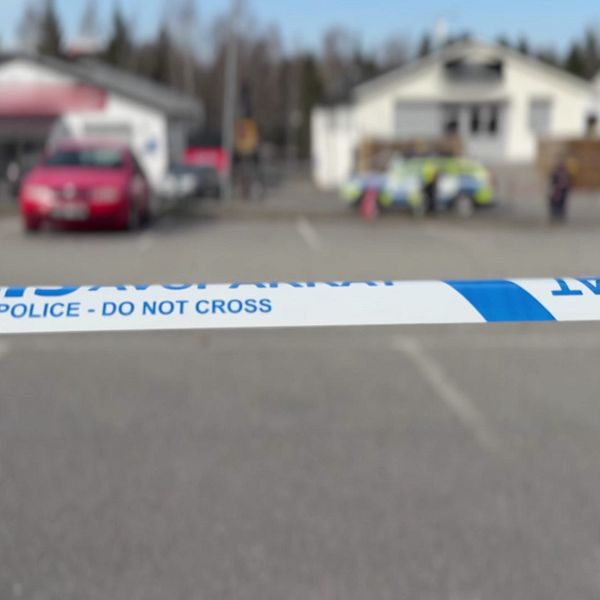 Avspärrad gata vid explosion i Geneta, Södertälje, med polisband i förgrunden
